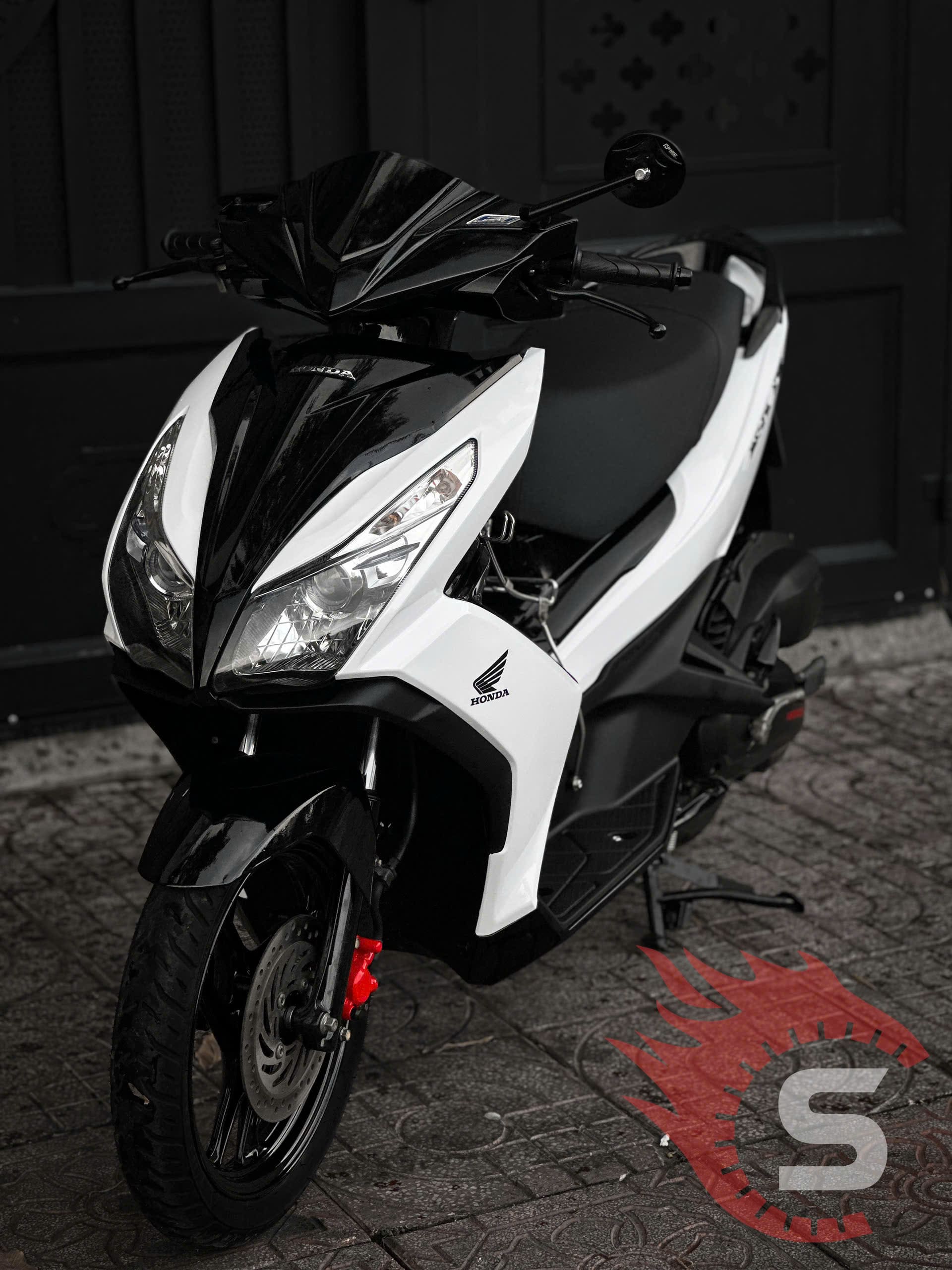 dan-doi-mau-trang-cho-airblade-tai-sai-gon-do-xe-go-vap