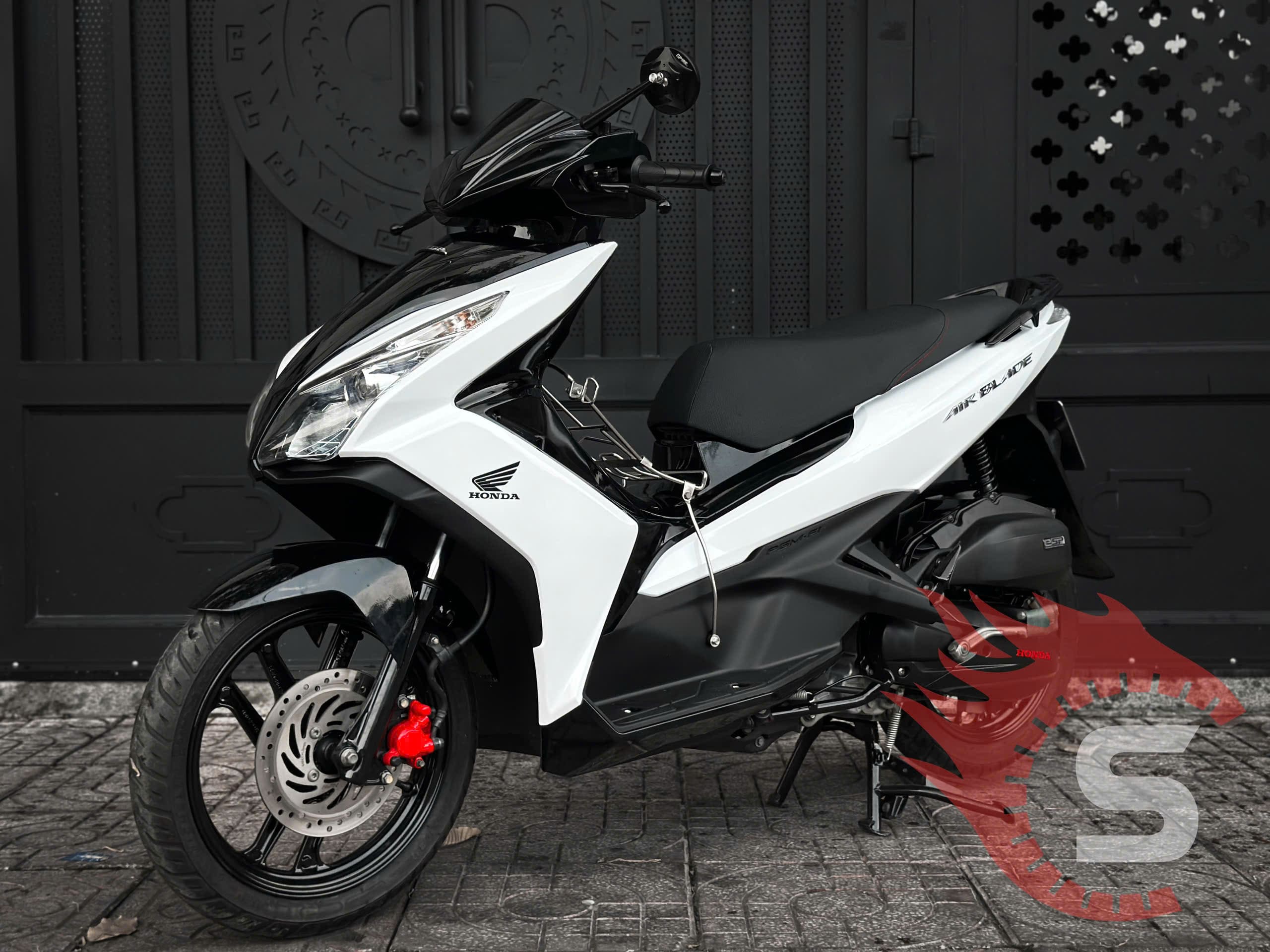 dan-doi-mau-trang-cho-airblade-tai-sai-gon-do-xe-go-vap