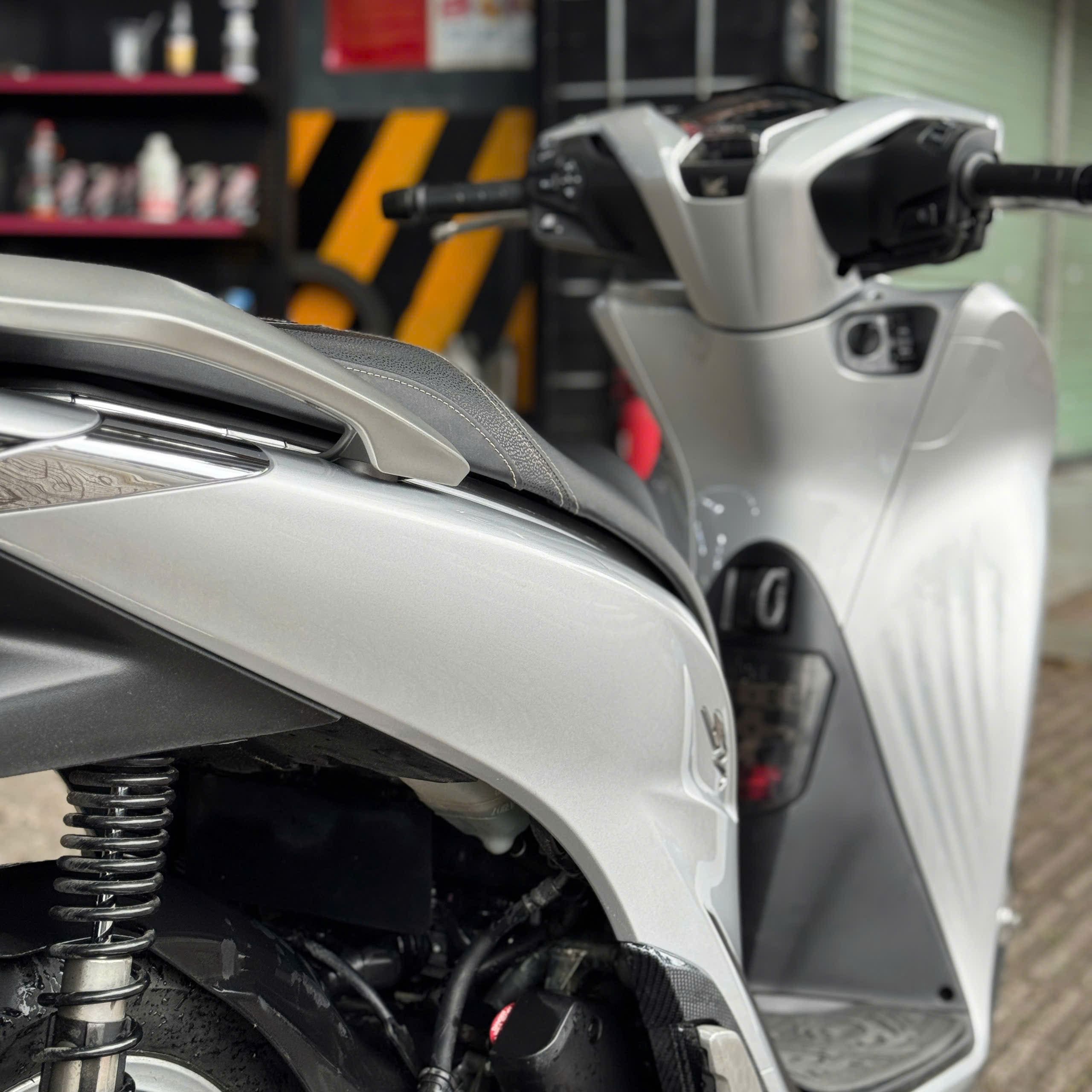 Vì Sao Dàn Áo SH Sơn Màu Bạc Porsche Được Ưa Chuộng?