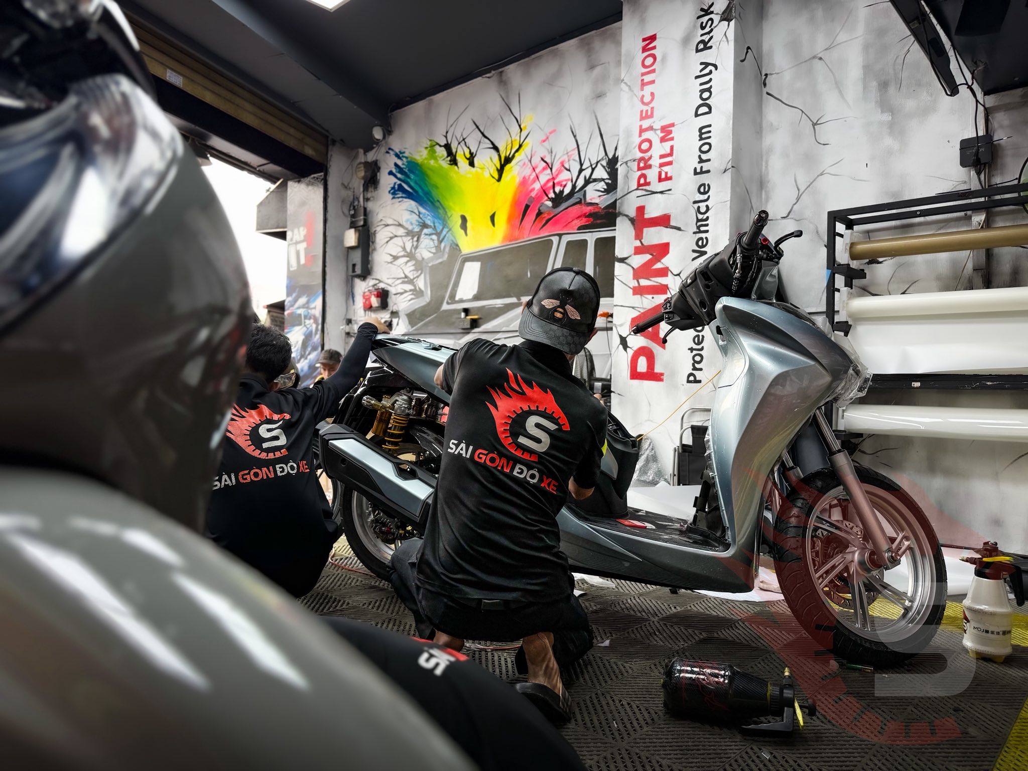 Kỹ thuật viên dán PPF TPU chuẩn Detailing cho xe máy