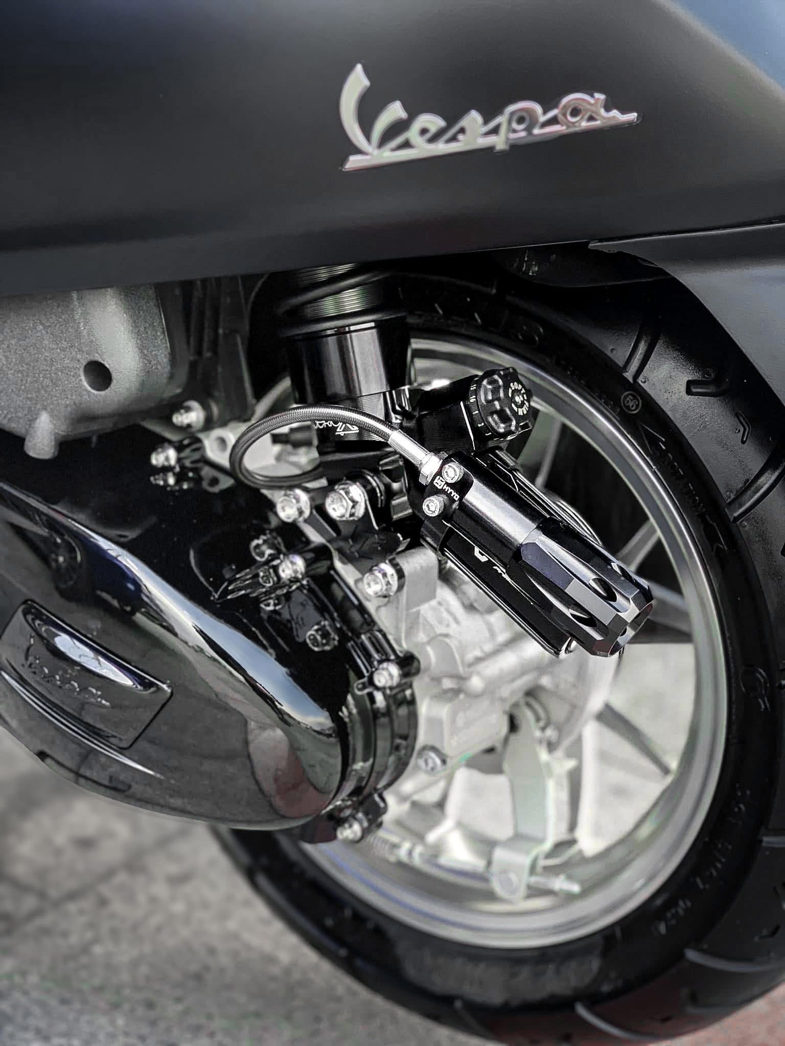 Quá trình siêu tẩy rửa lốc máy khi dọn xe Vespa ở Sài Gòn