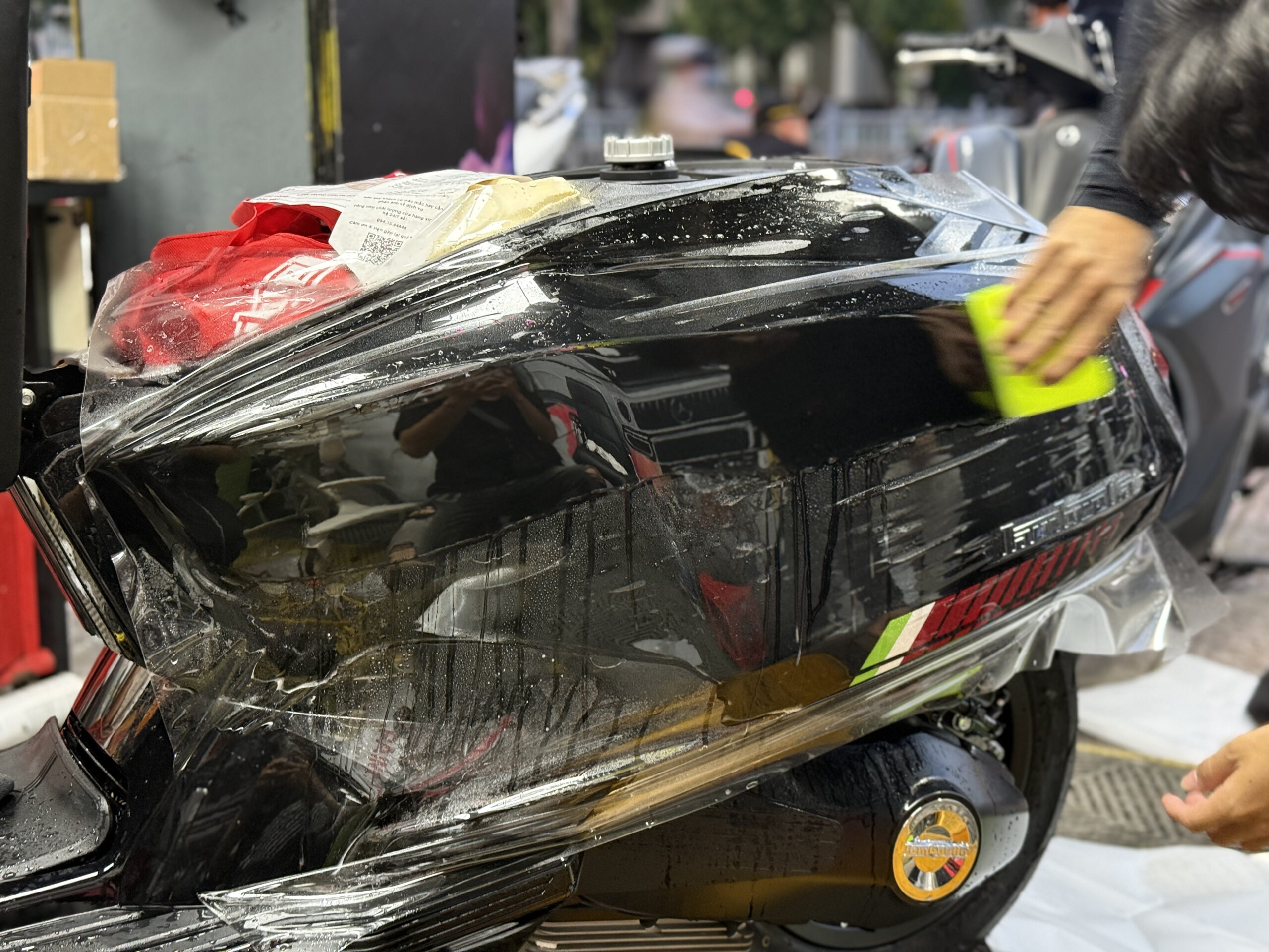 Chi tiết dán gấp mép Lambretta