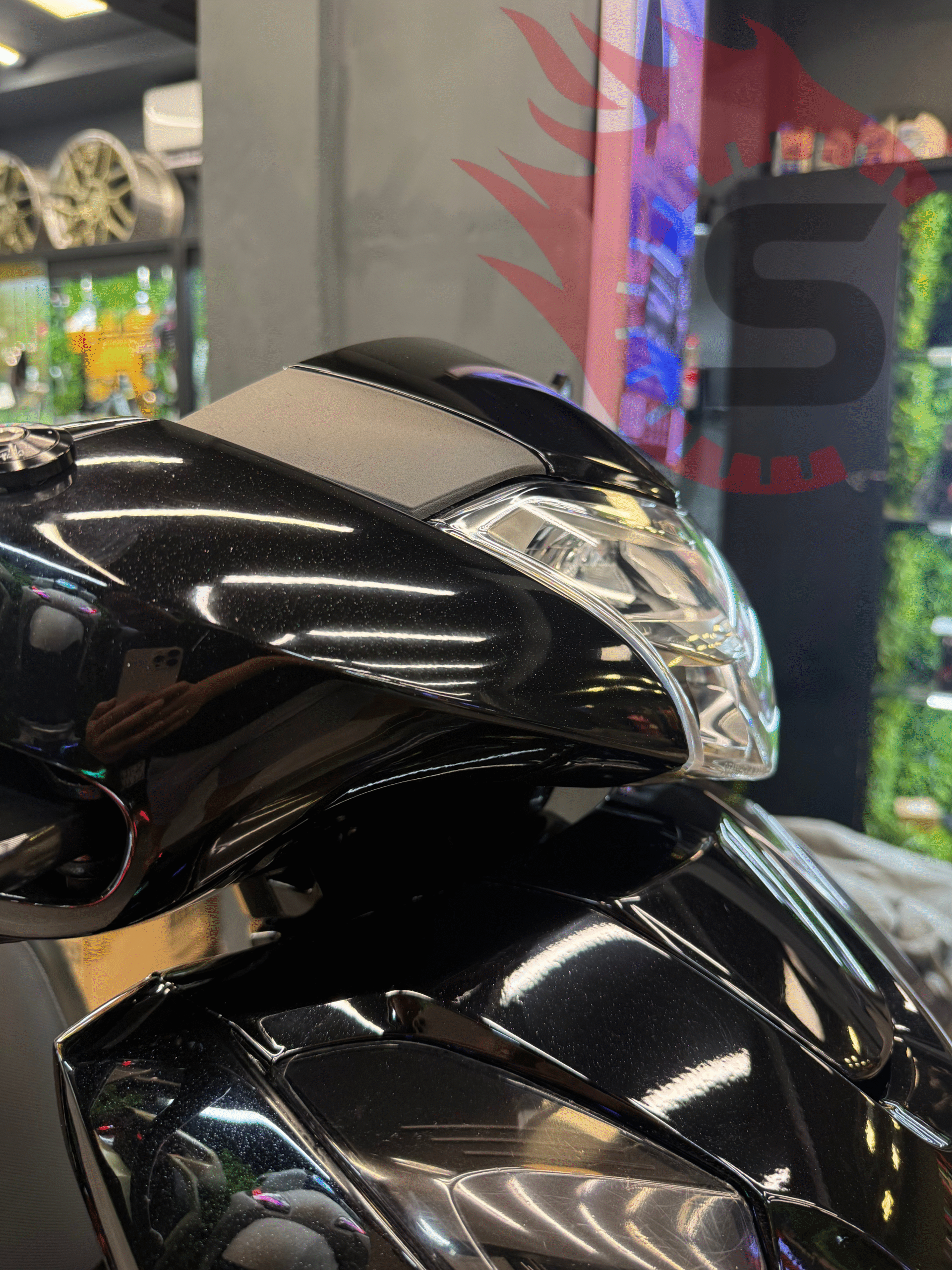 Cận cảnh màu sơn đen bóng ánh kim camay trắng lấp lánh