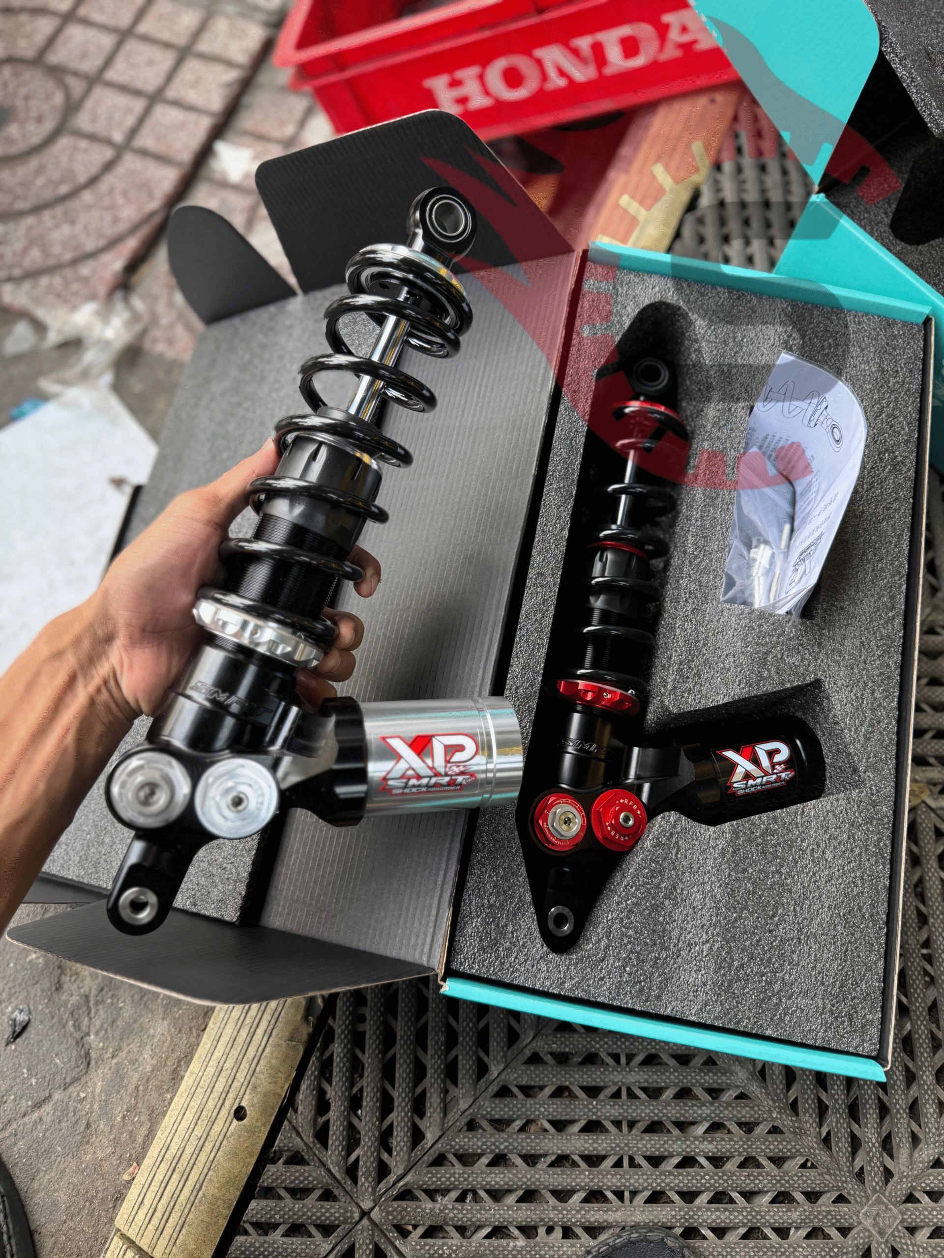 Cận cảnh phiên bản XP SMRT bình dầu bạc và đen full box