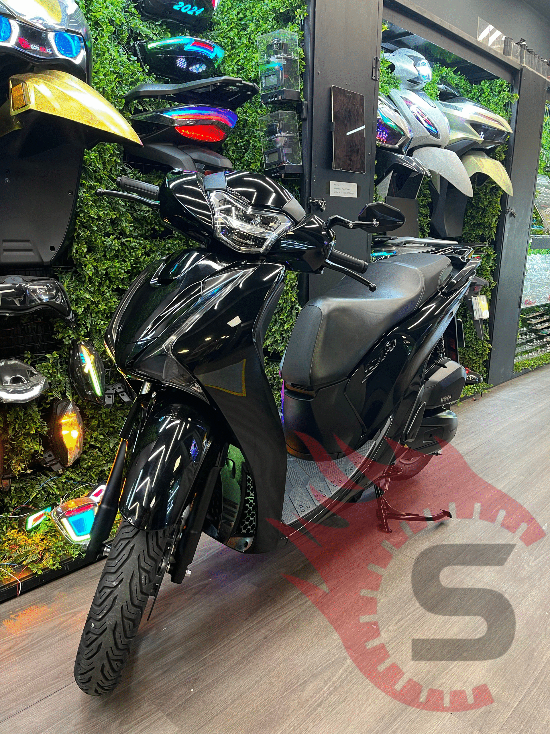 Xe SH sơn đen camay trắng hoàn thiện đón Tết