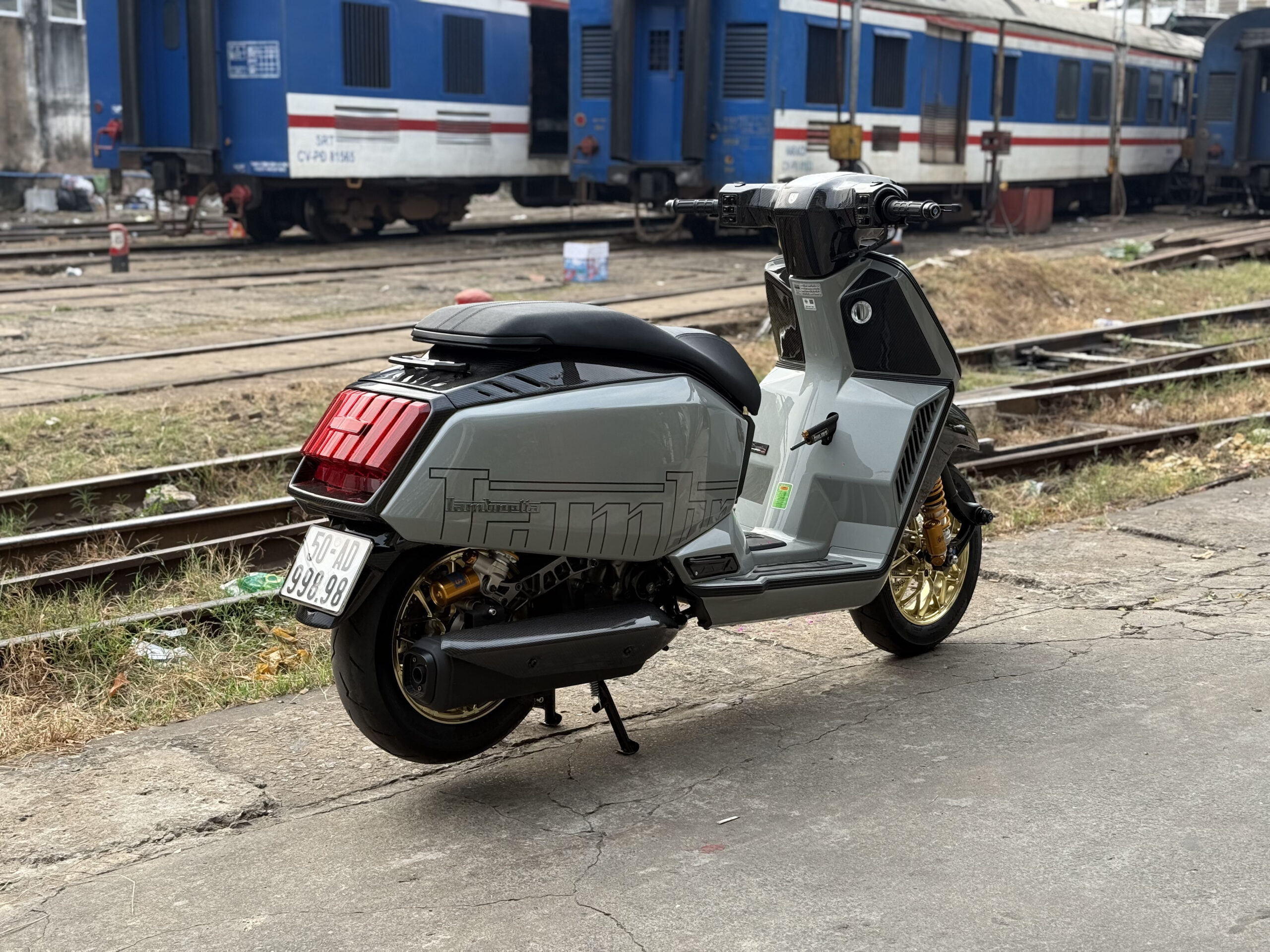 Lambretta X300 bóng loáng sau khi dán PPF TPU tại Sài Gòn Độ Xe