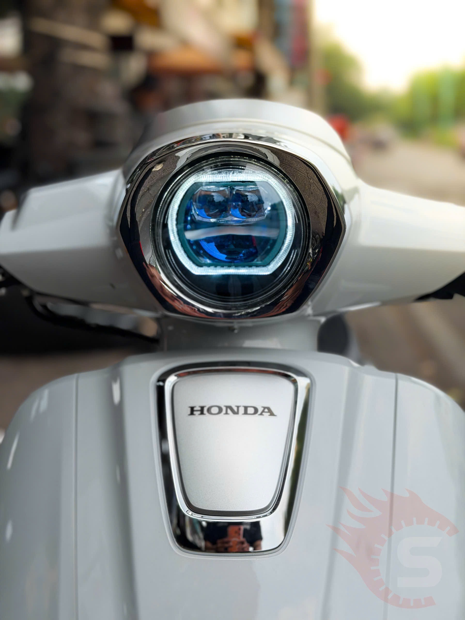 Mặt trước xe Giorno với đèn Bi cầu ánh sáng xanh Devil Eye