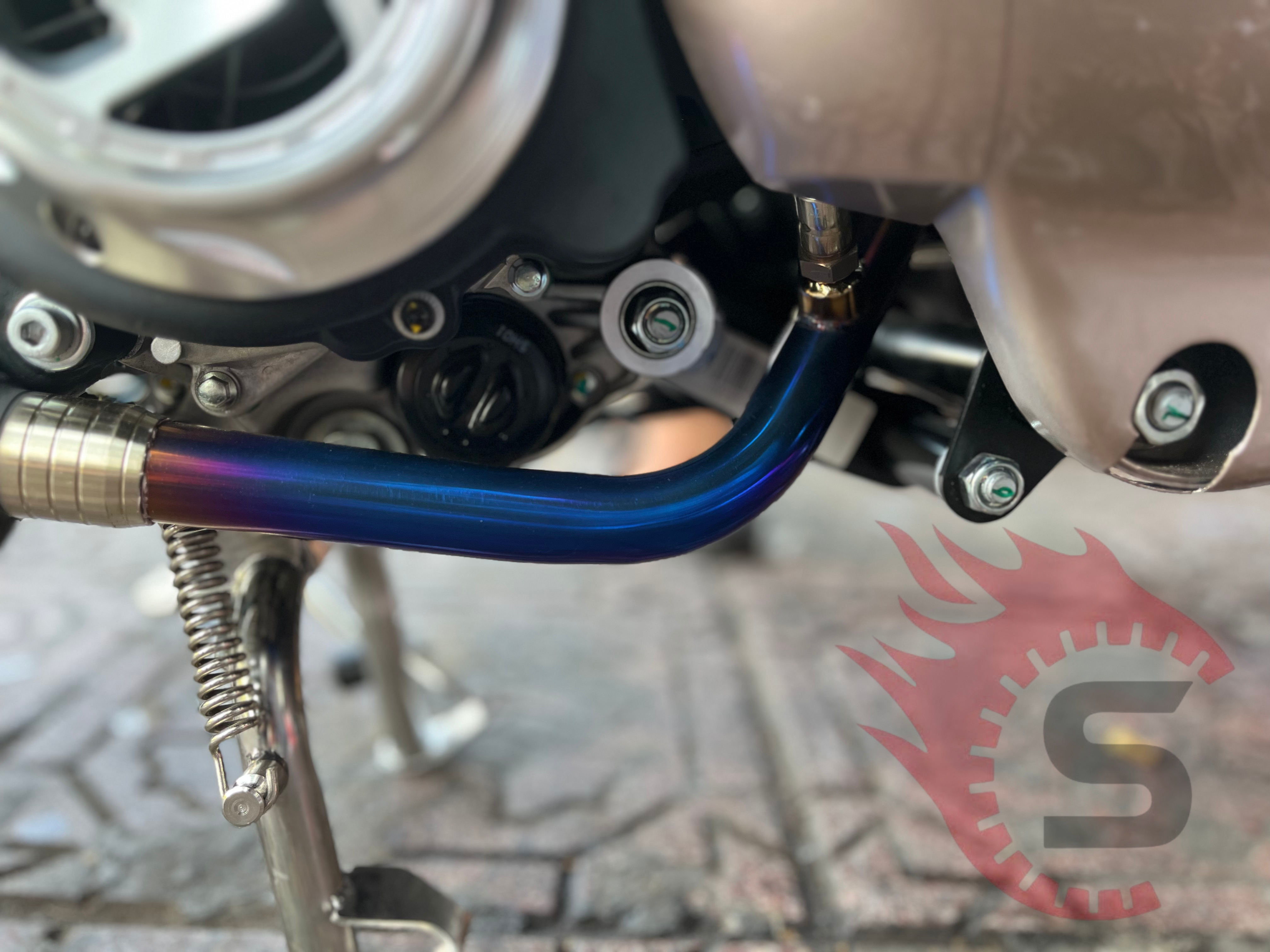 Cổ pô Titanium uốn nghệ thuật cho Vespa