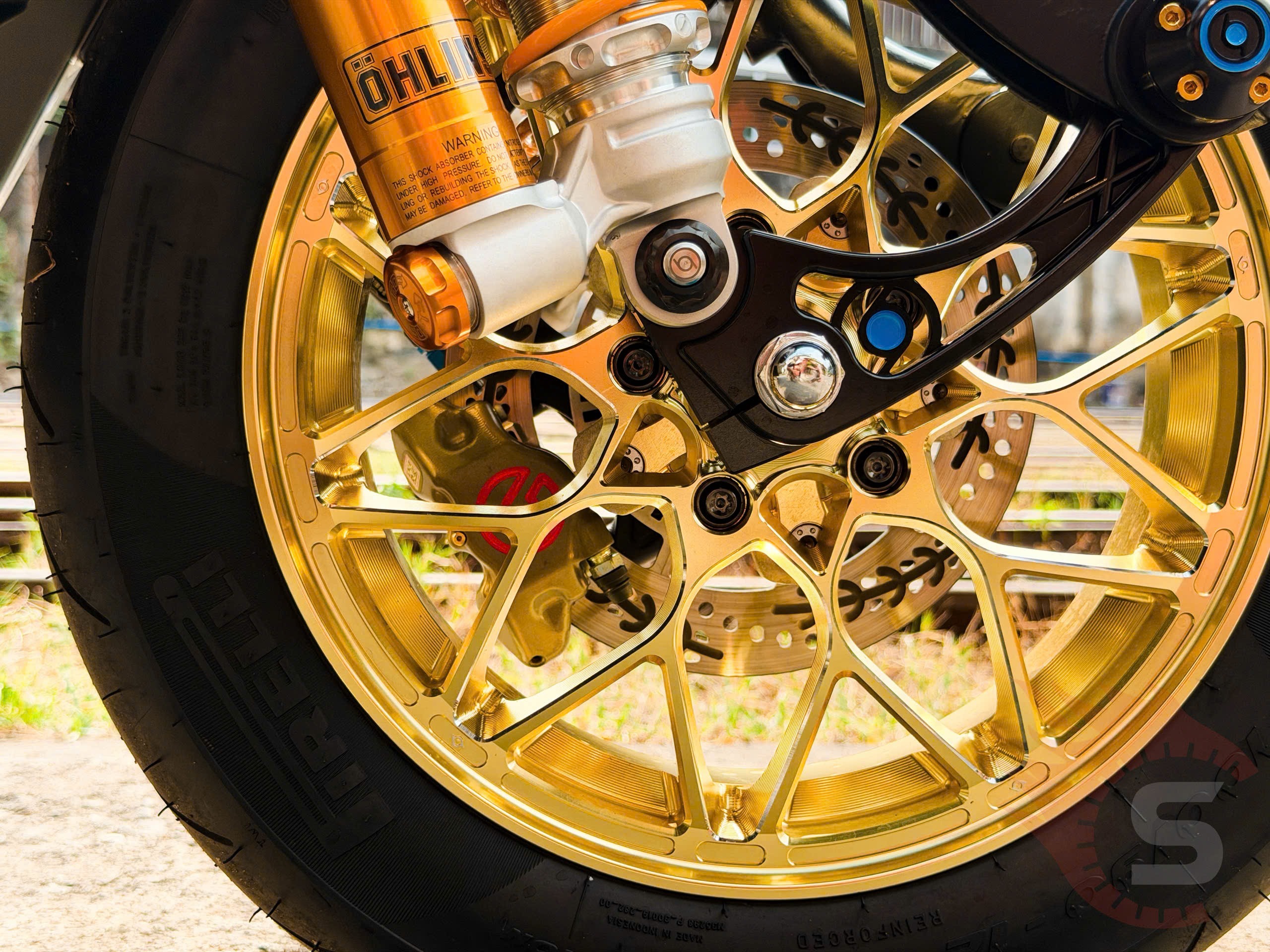 Mâm CNC vàng và phuộc Ohlins đồ chơi xe Lambretta