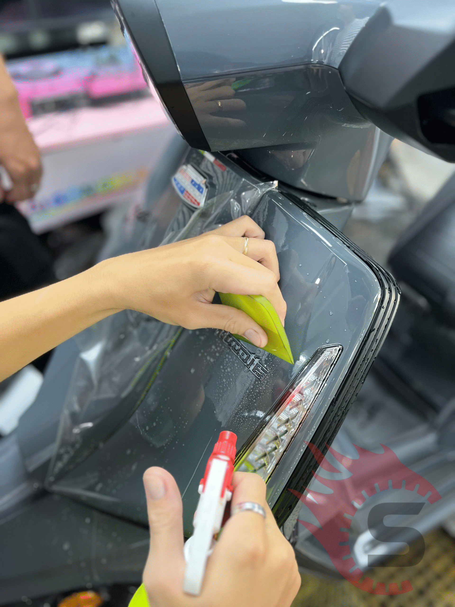 Thợ thi công dán PPF chuyên nghiệp tại Sài Gòn Độ Xe