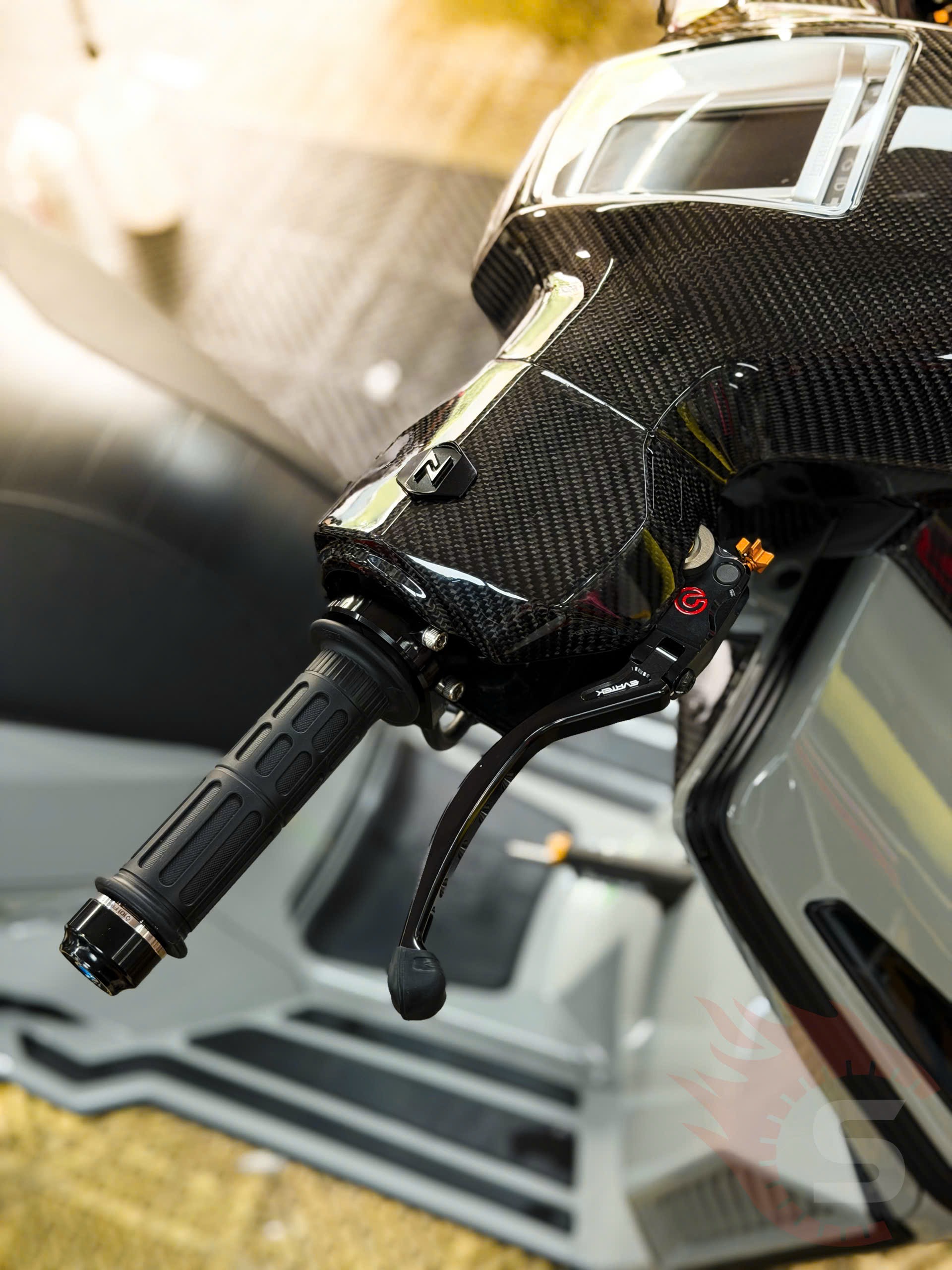 Đầu xe Lambretta ốp Carbon Fiber và tay thắng Brembo Billet Rossi