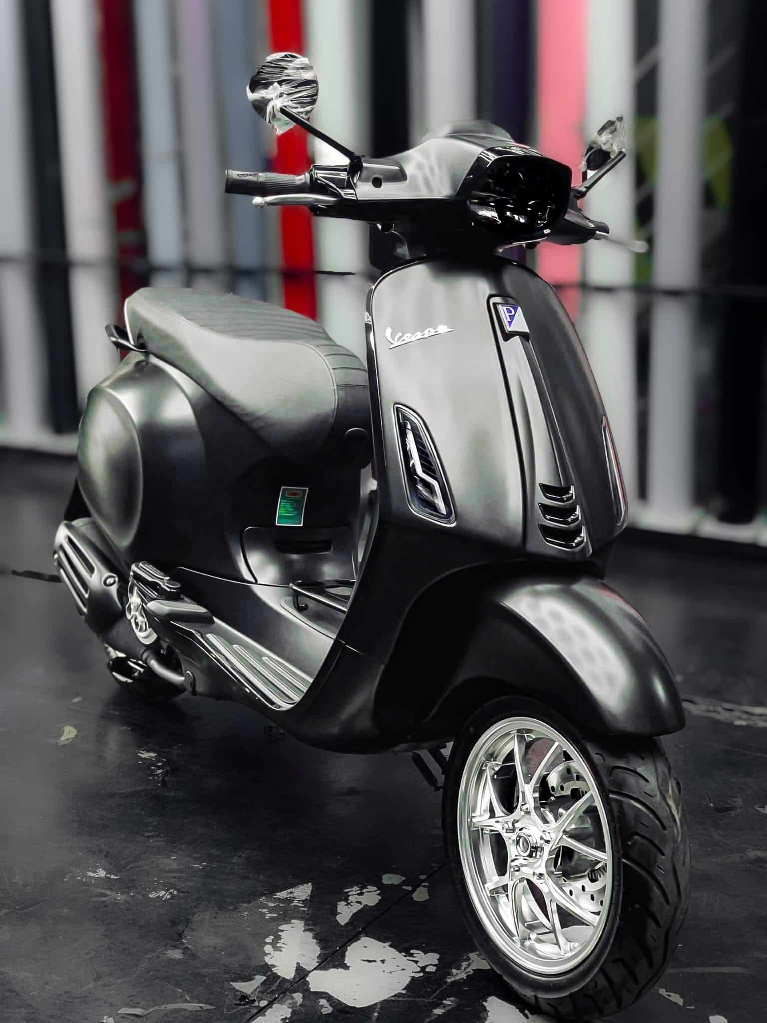 Dịch vụ dọn xe Vespa ở Sài gòn chuyên nghiệp khôi phục màu sơn zin