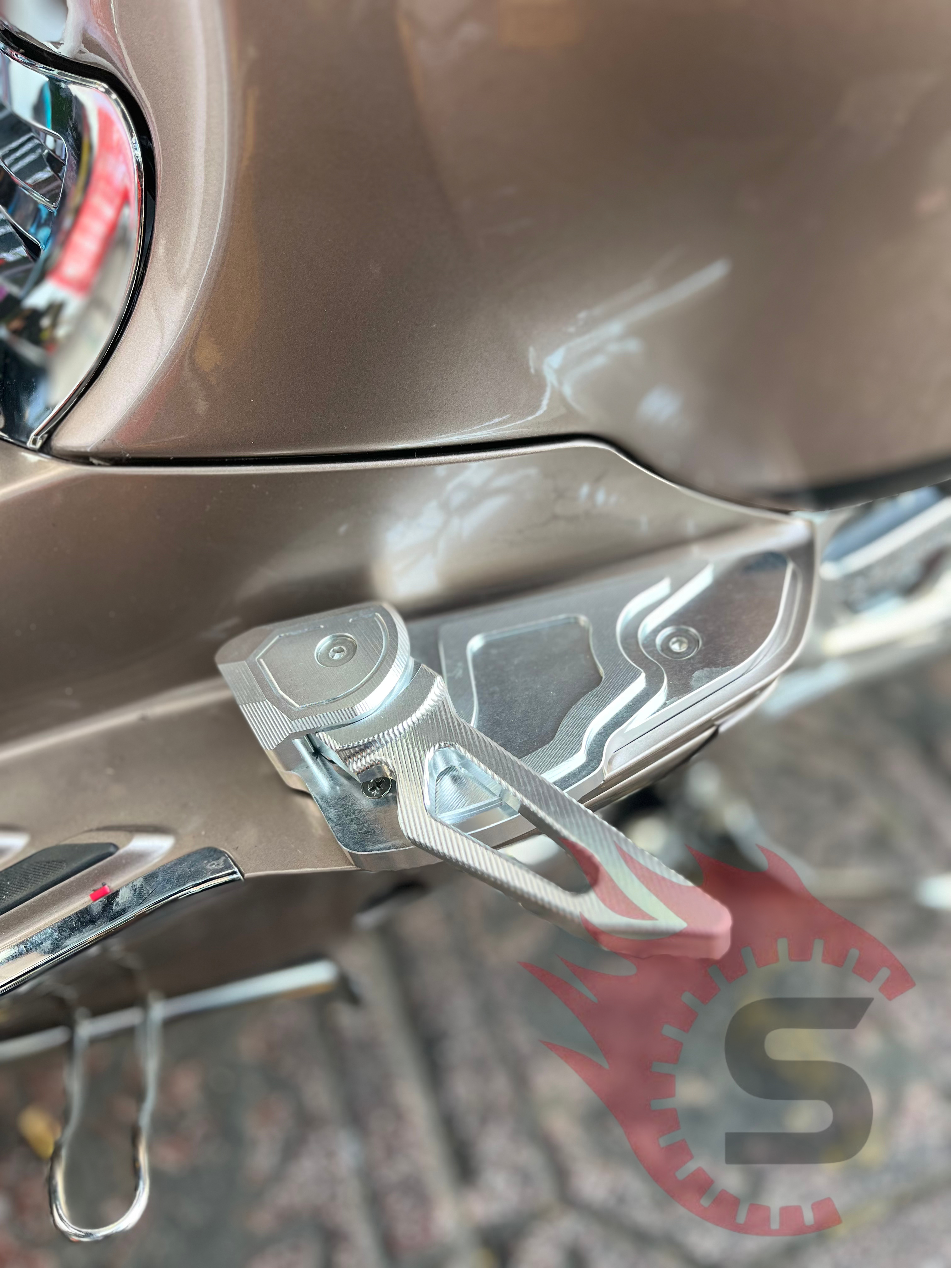 Gác chân sau CNC nhôm nguyên khối - Đồ chơi xe Vespa tiện ích