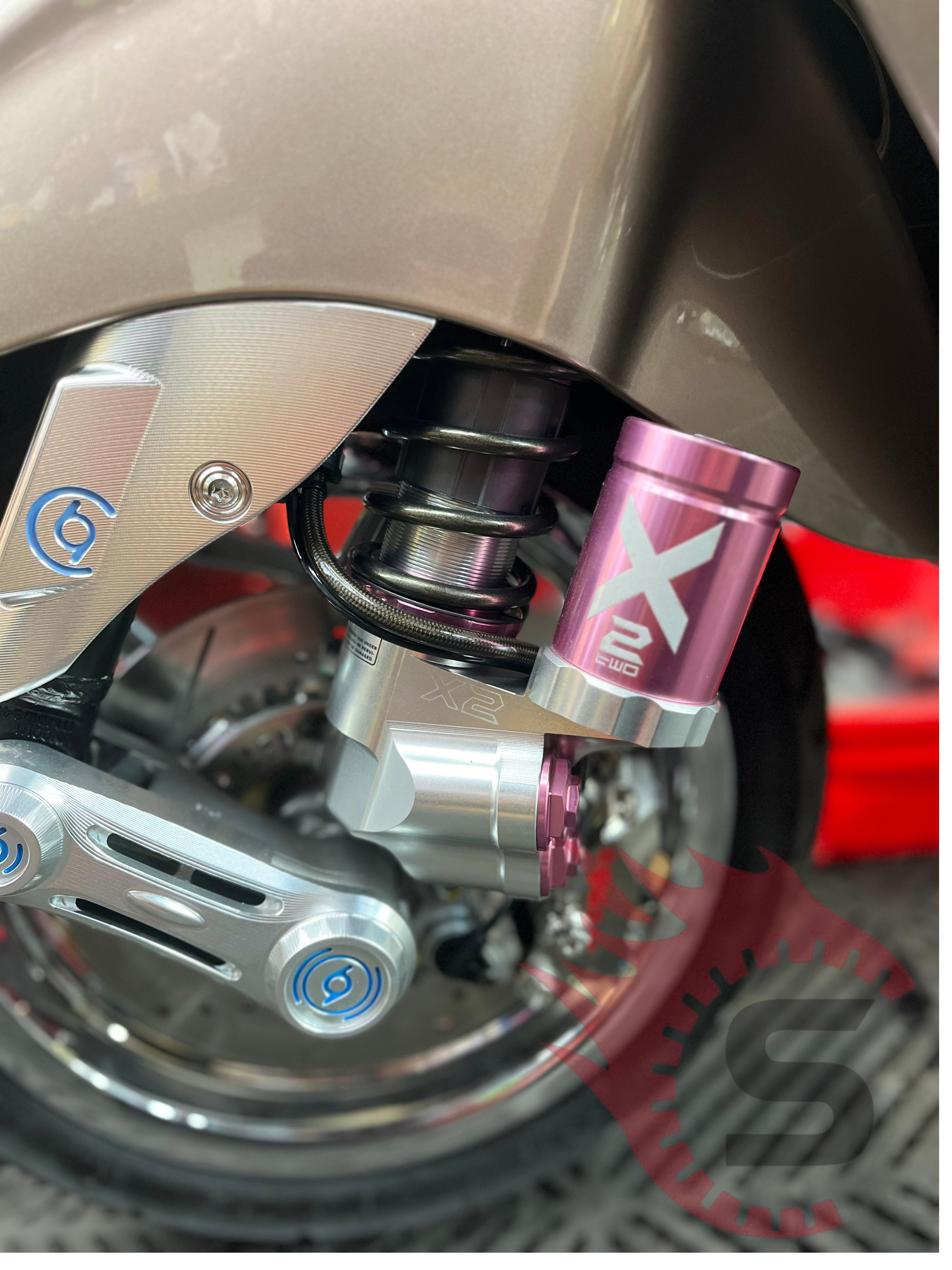 Cận cảnh phuộc Shark Factory X2 màu hồng bạc - món đồ chơi xe Vespa đẳng cấp