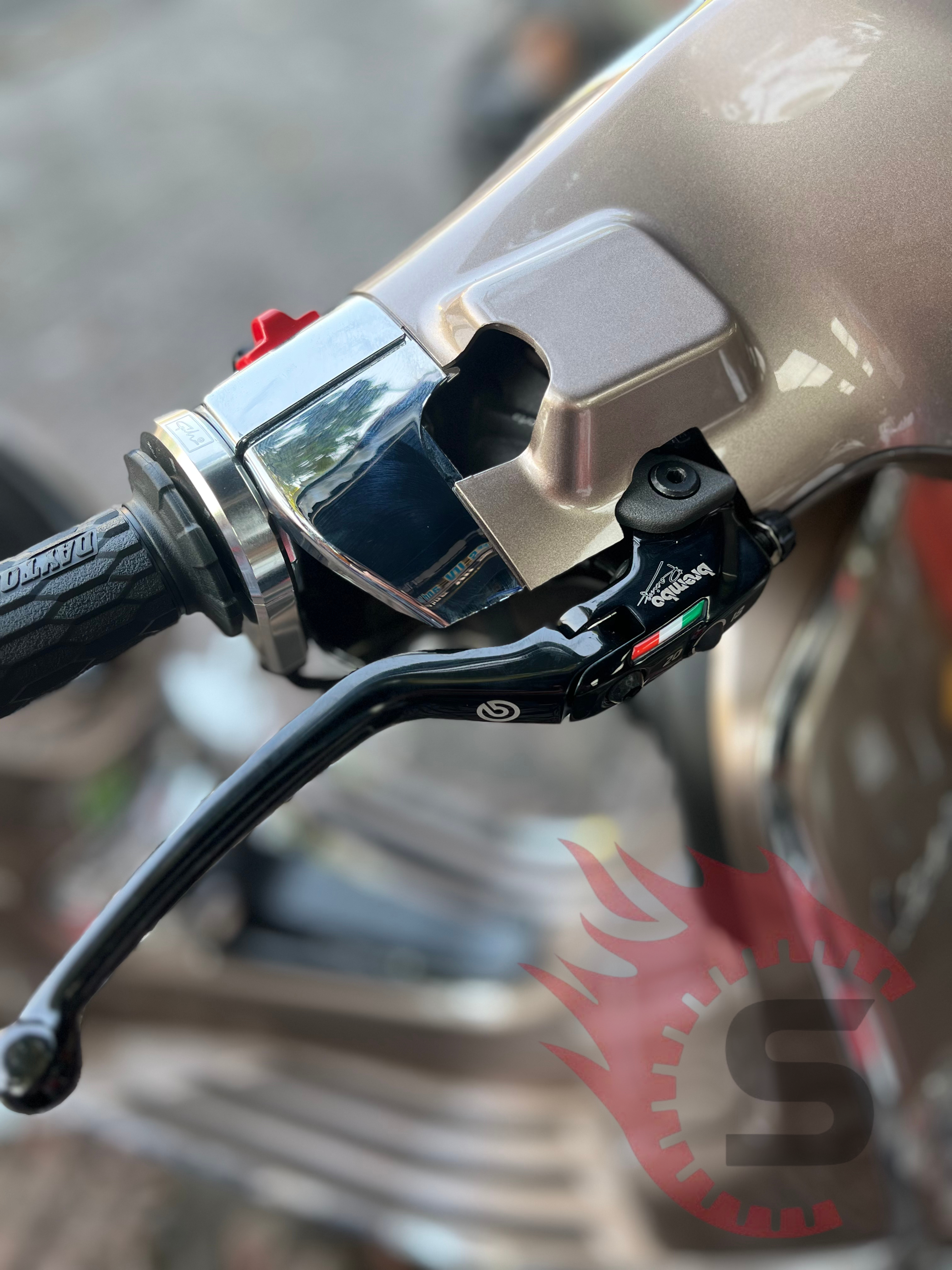 Tay thắng Brembo RCS Corsa Corta trên Vespa