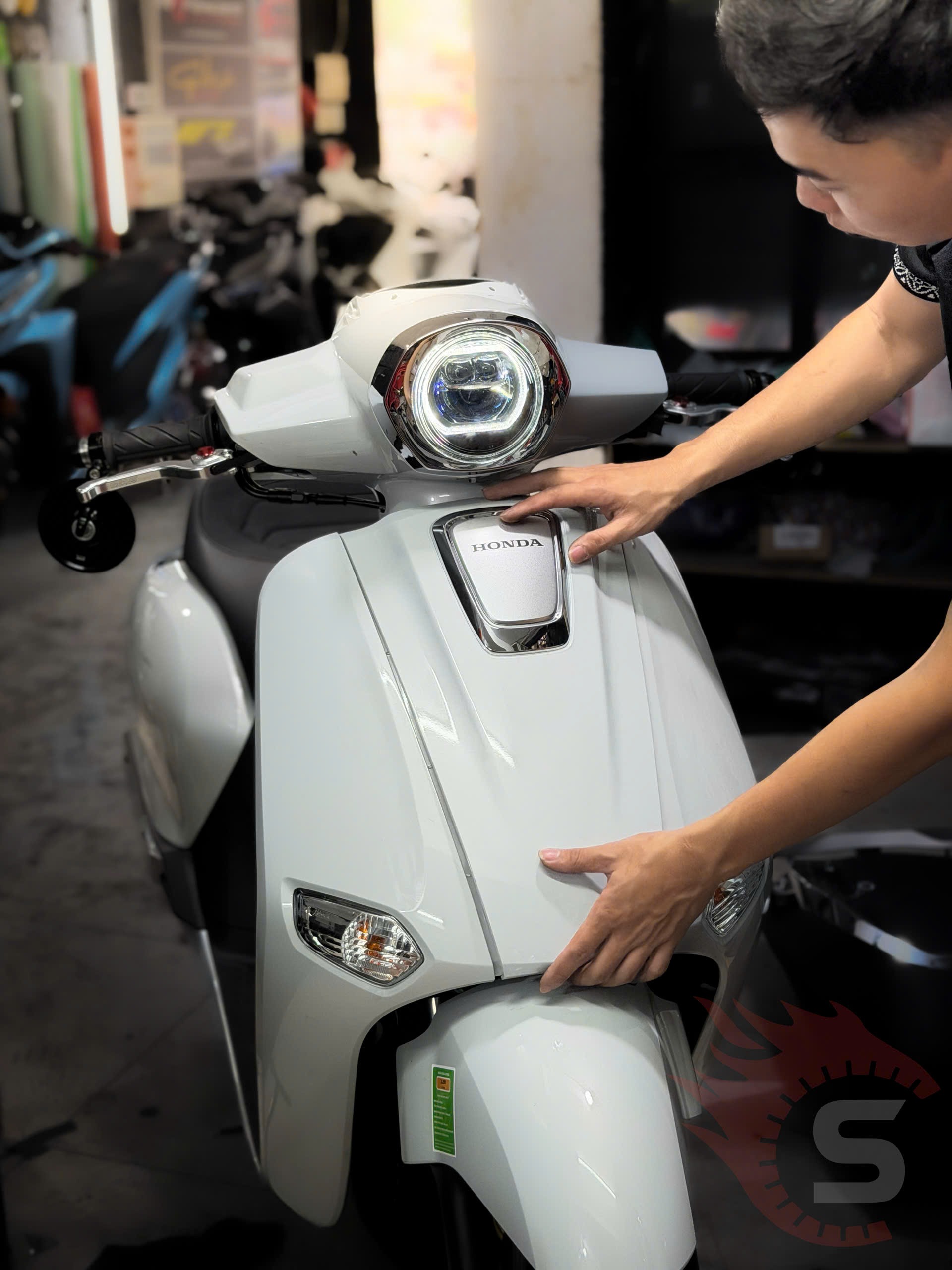 Kỹ thuật viên Sài Gòn Độ Xe đang thi công canh chỉnh Bi cầu GIORNO