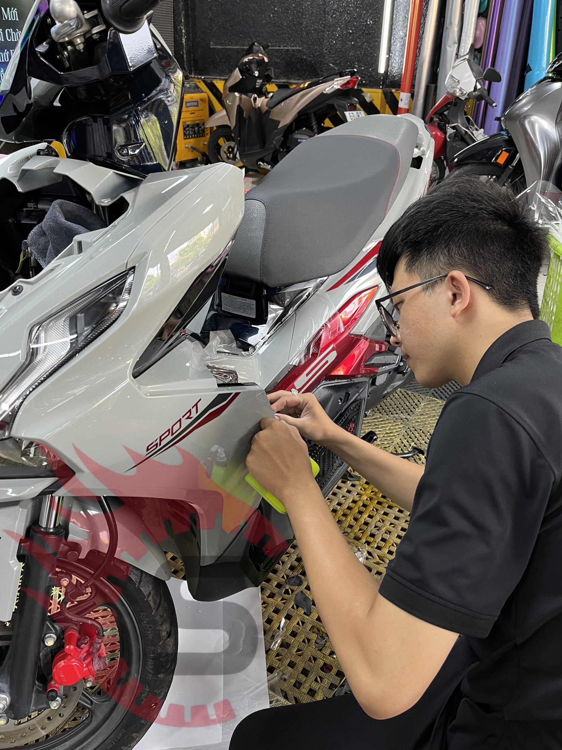Thợ kỹ thuật thi công dán PPF cho xe máy chuẩn giá trị