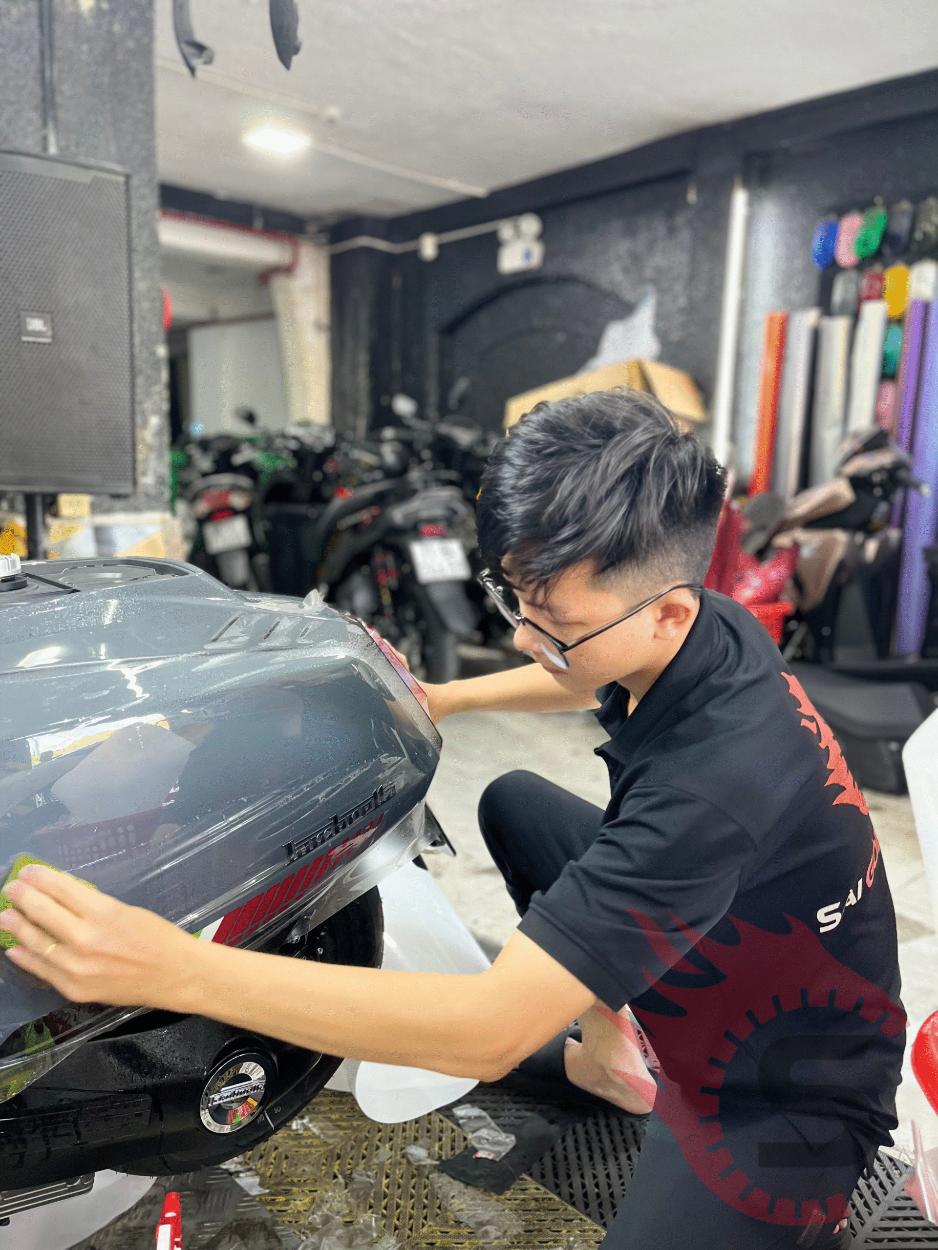 Lambretta X300 màu trắng dán PPF TPU bóng loáng tại Sài Gòn Độ Xe