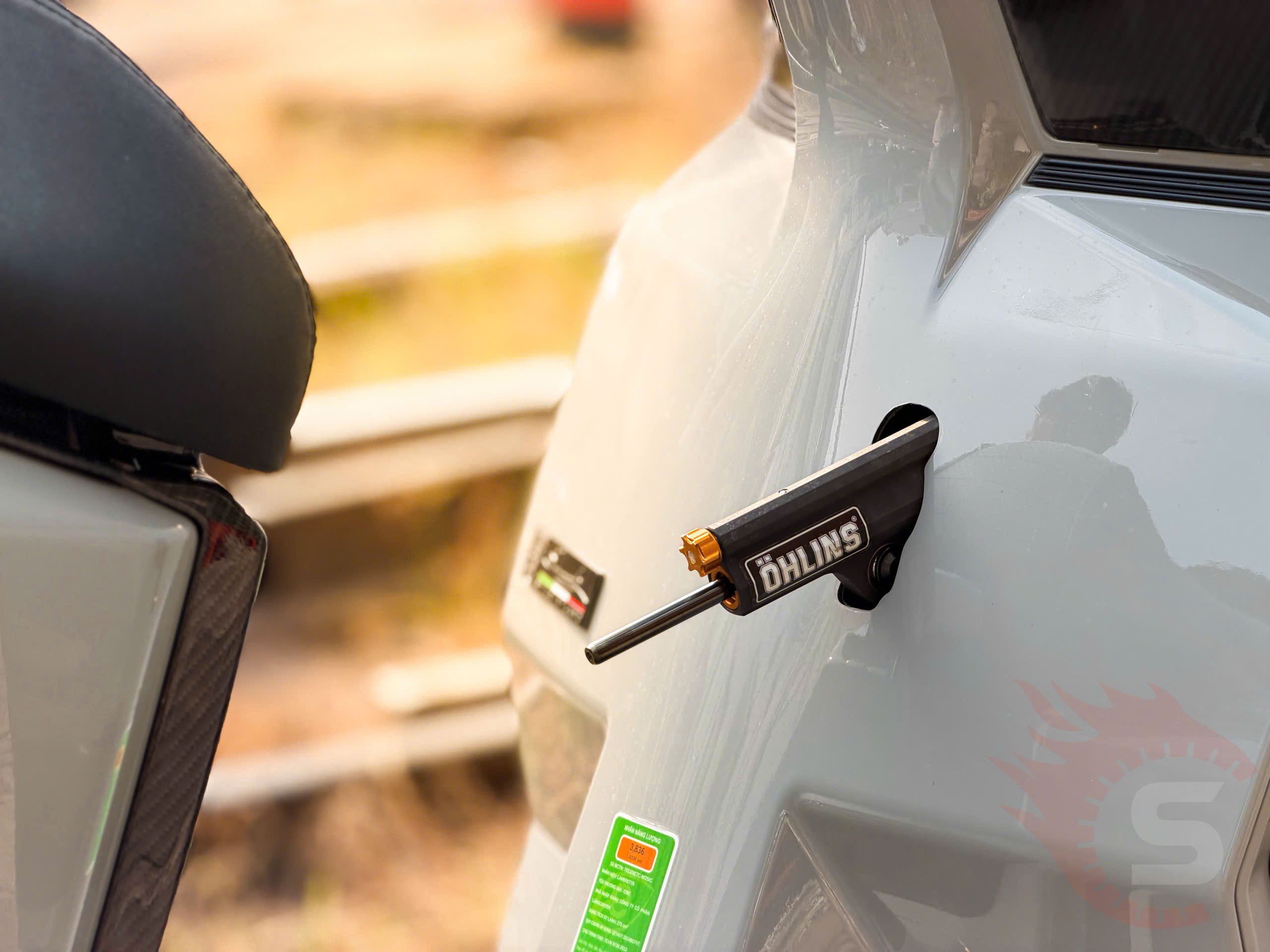 Mâm CNC vàng và phuộc Ohlins đồ chơi xe Lambretta