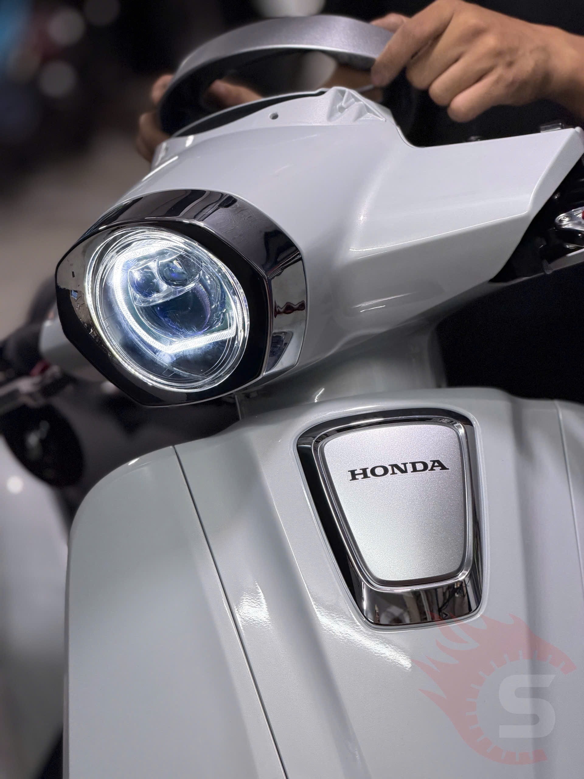 Góc nghiêng cận cảnh vòng LED Angel Eye trên Bi cầu GIORNO