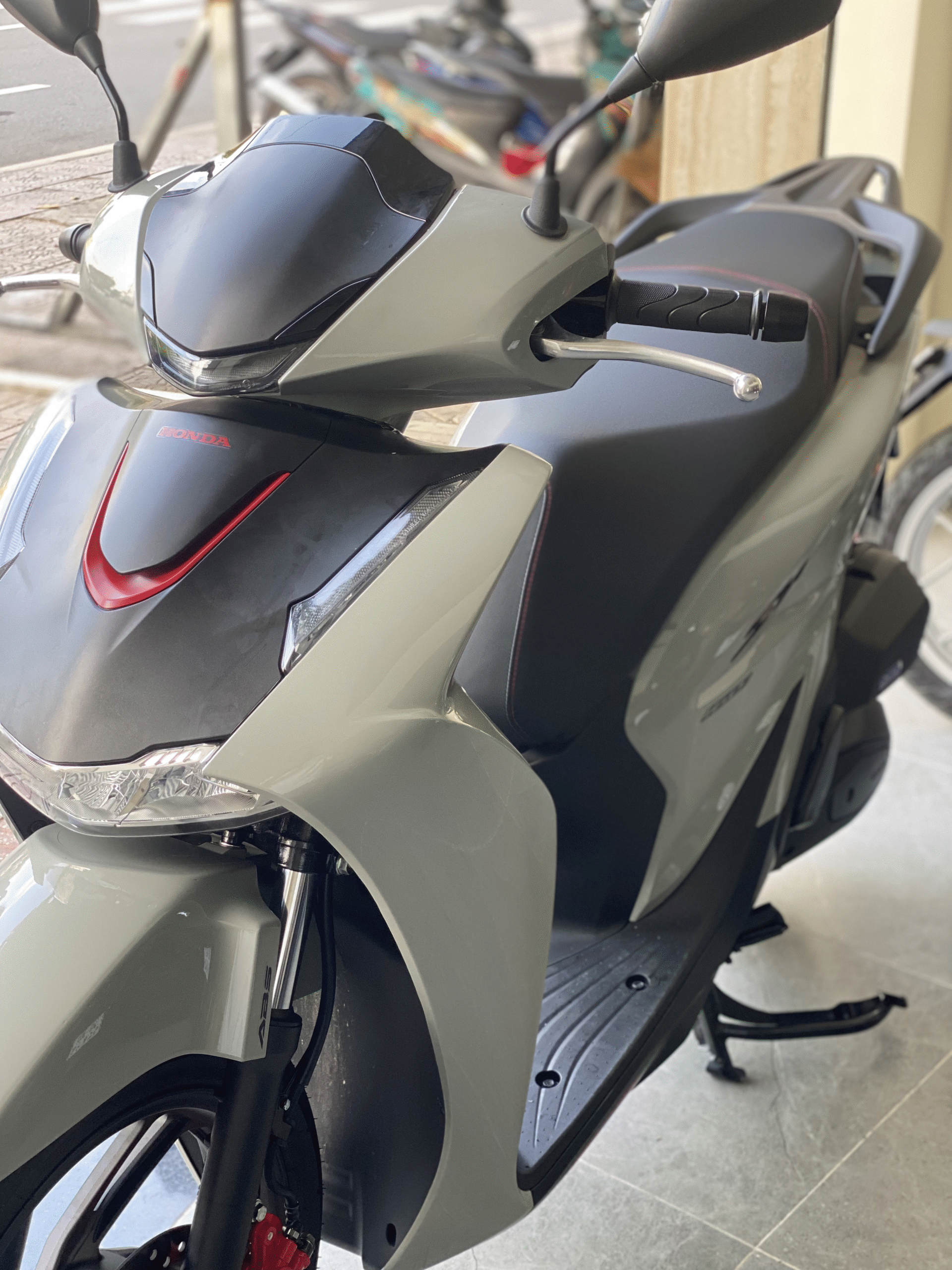 Thợ kỹ thuật dán PPF TPU bóng siêu láng mịn cho xe máy