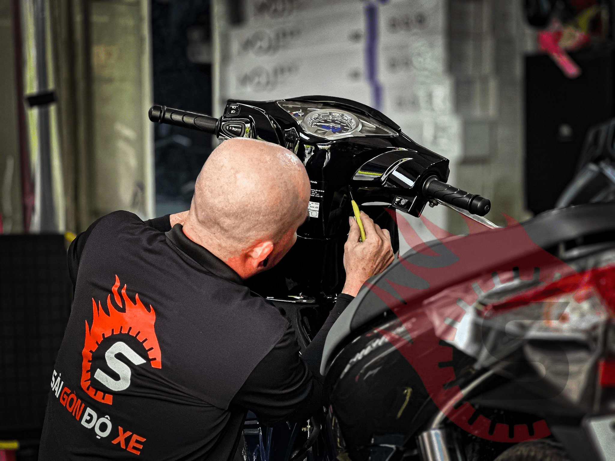 Thợ kỹ thuật Detailing dán PPF bảo vệ sơn xe chuyên nghiệp