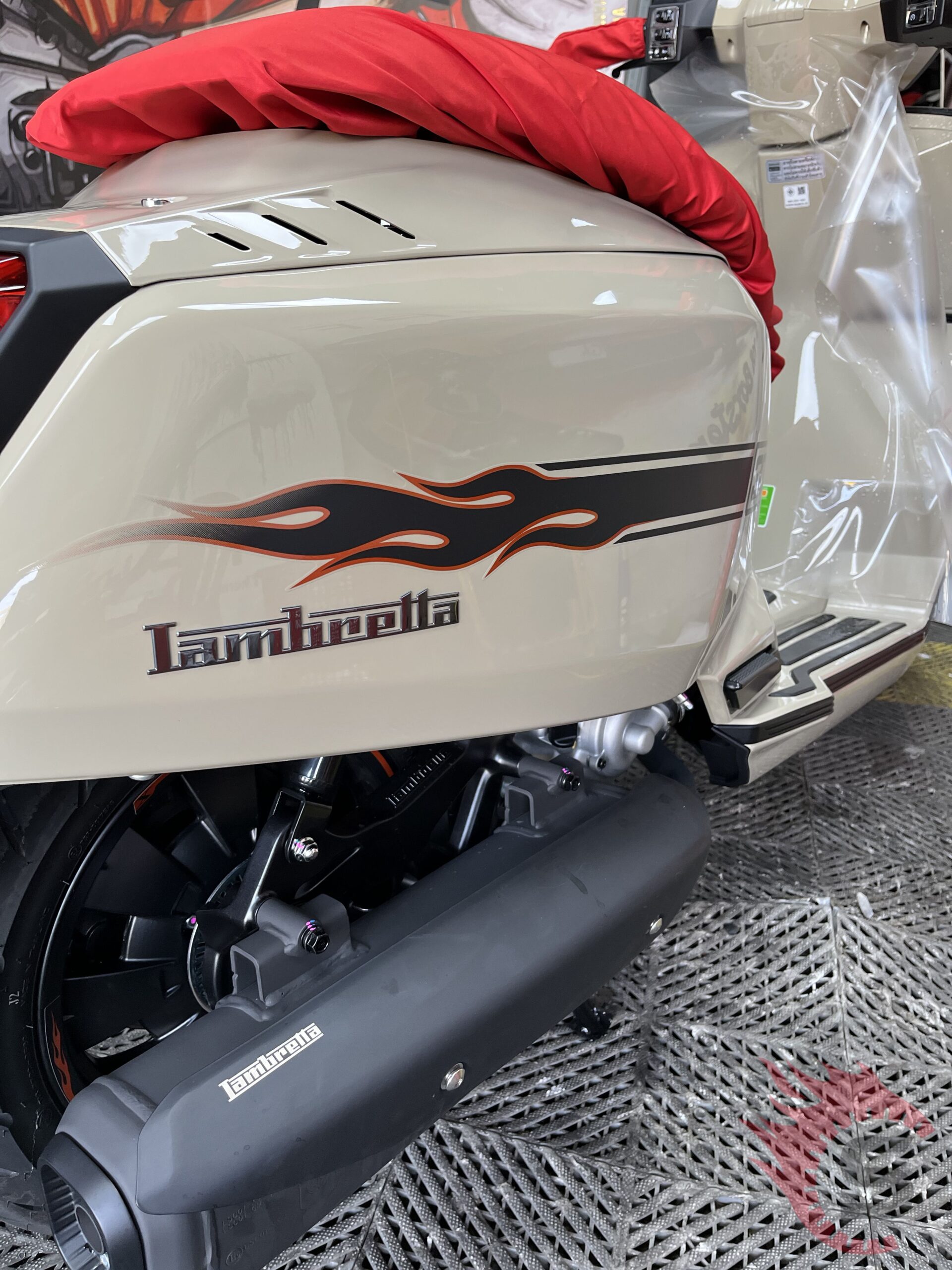 Kết quả dán PPF TPU 10mil Lambretta X300 bóng loáng tại Sài Gòn Độ Xe