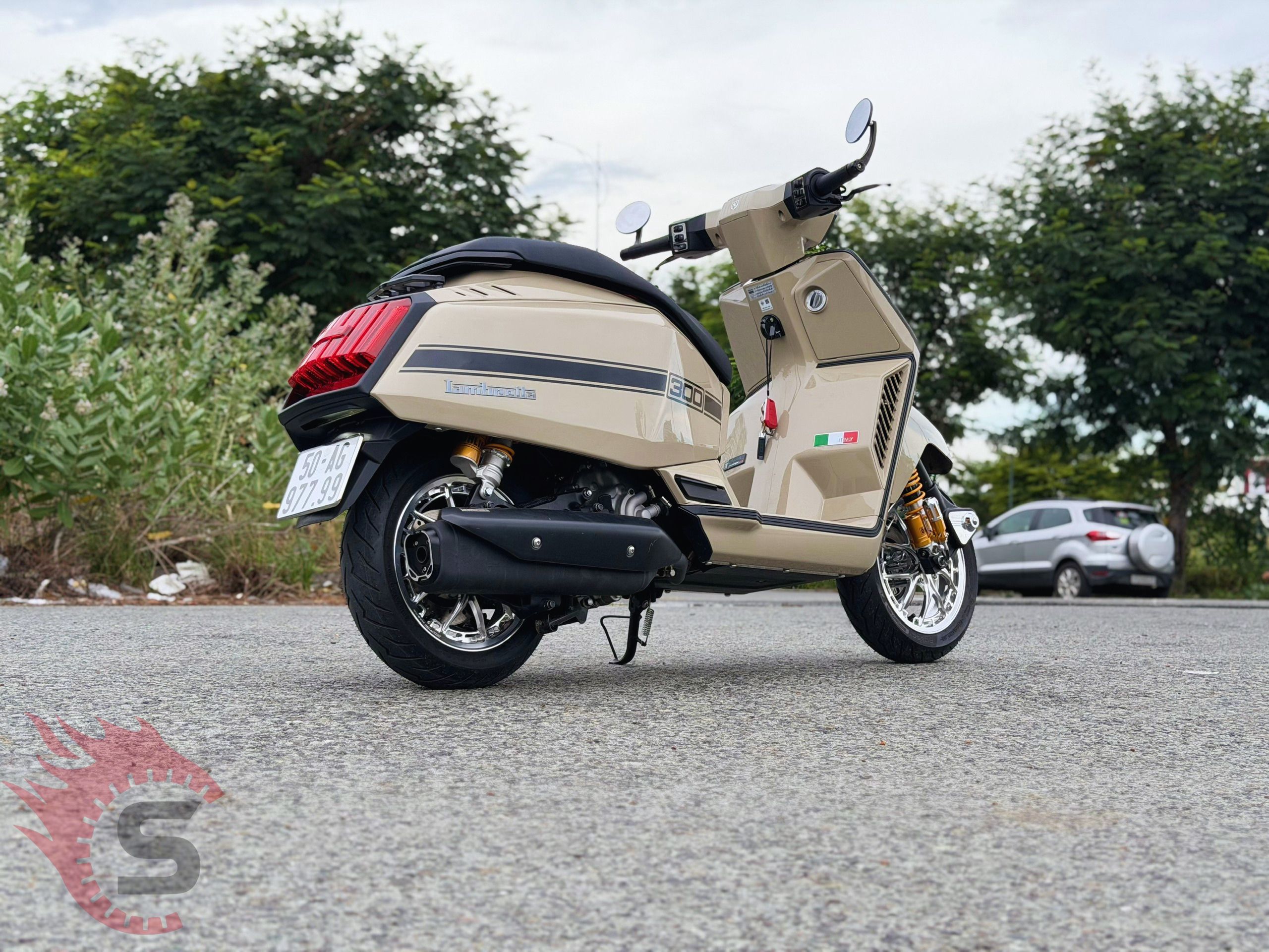 Lambretta X300 góc đuôi xe và phuộc Ohlins LA330