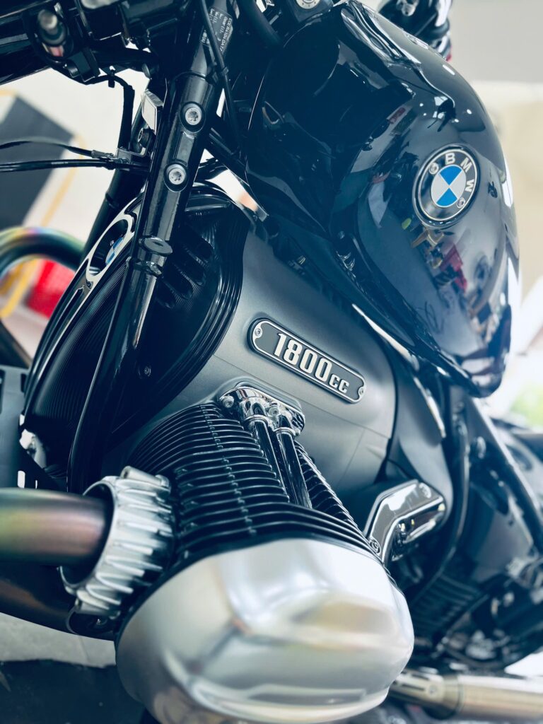 mau-den-tuyen-huyen-bi-tren-chiec-xe-bmw